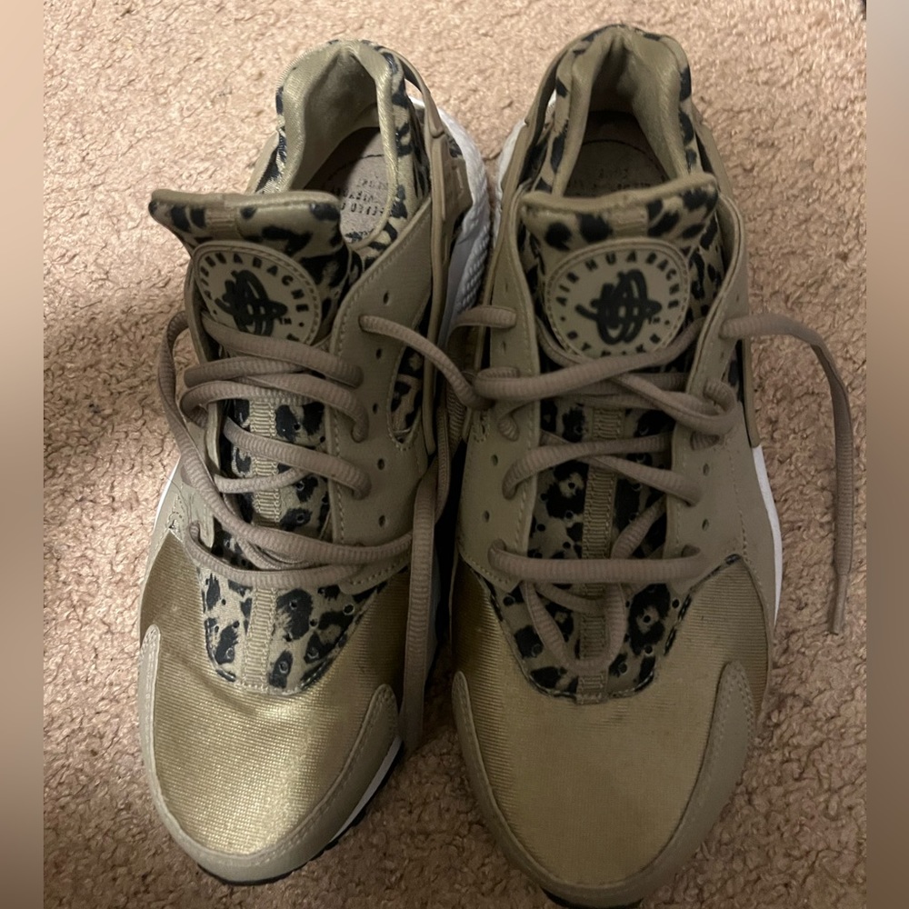 Nike huaraches used slightly